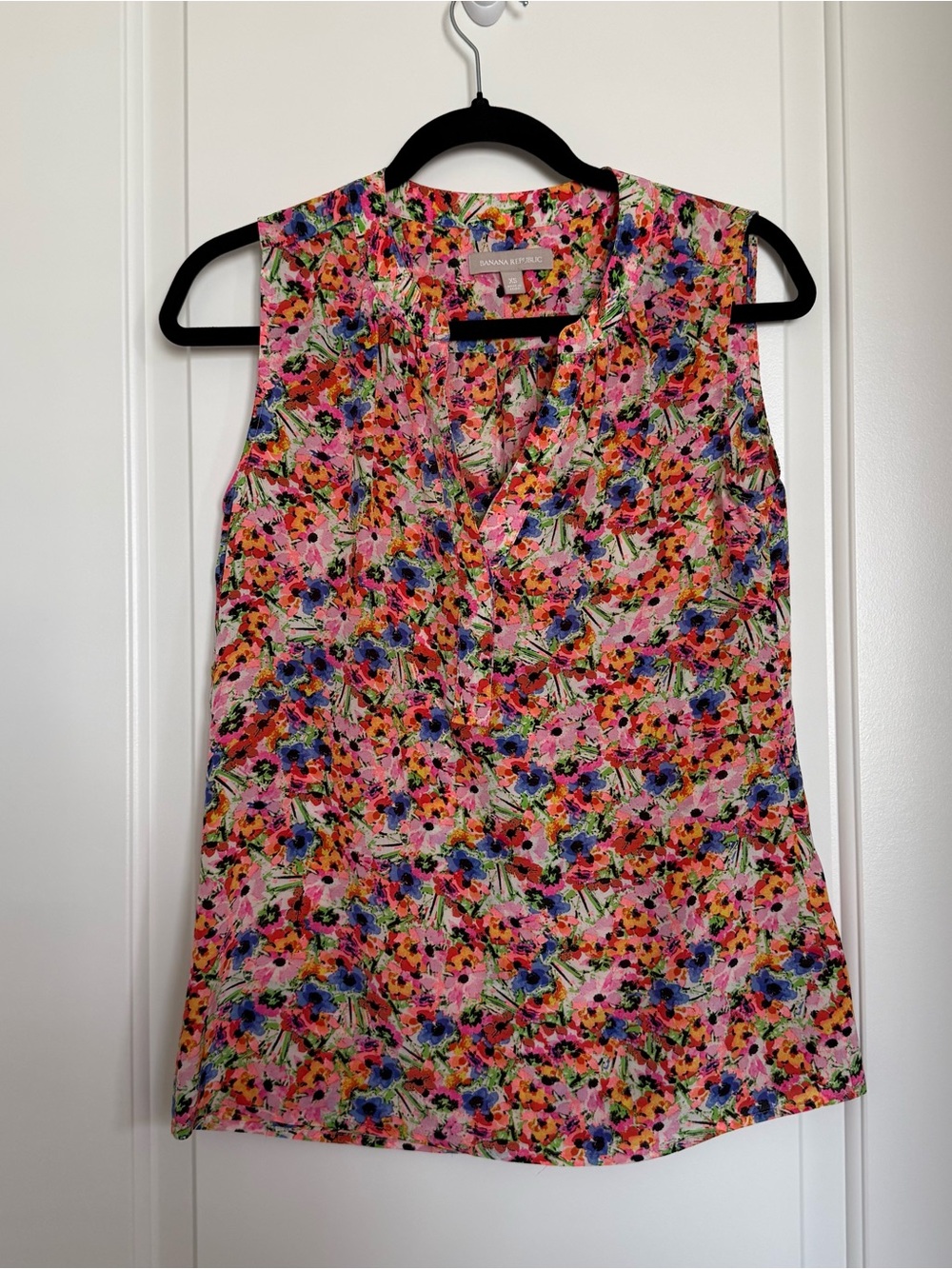 Banana Republic Sleeveless Piped V-Neck Sheer Top Ultra Pink Size XS 100% Silk
